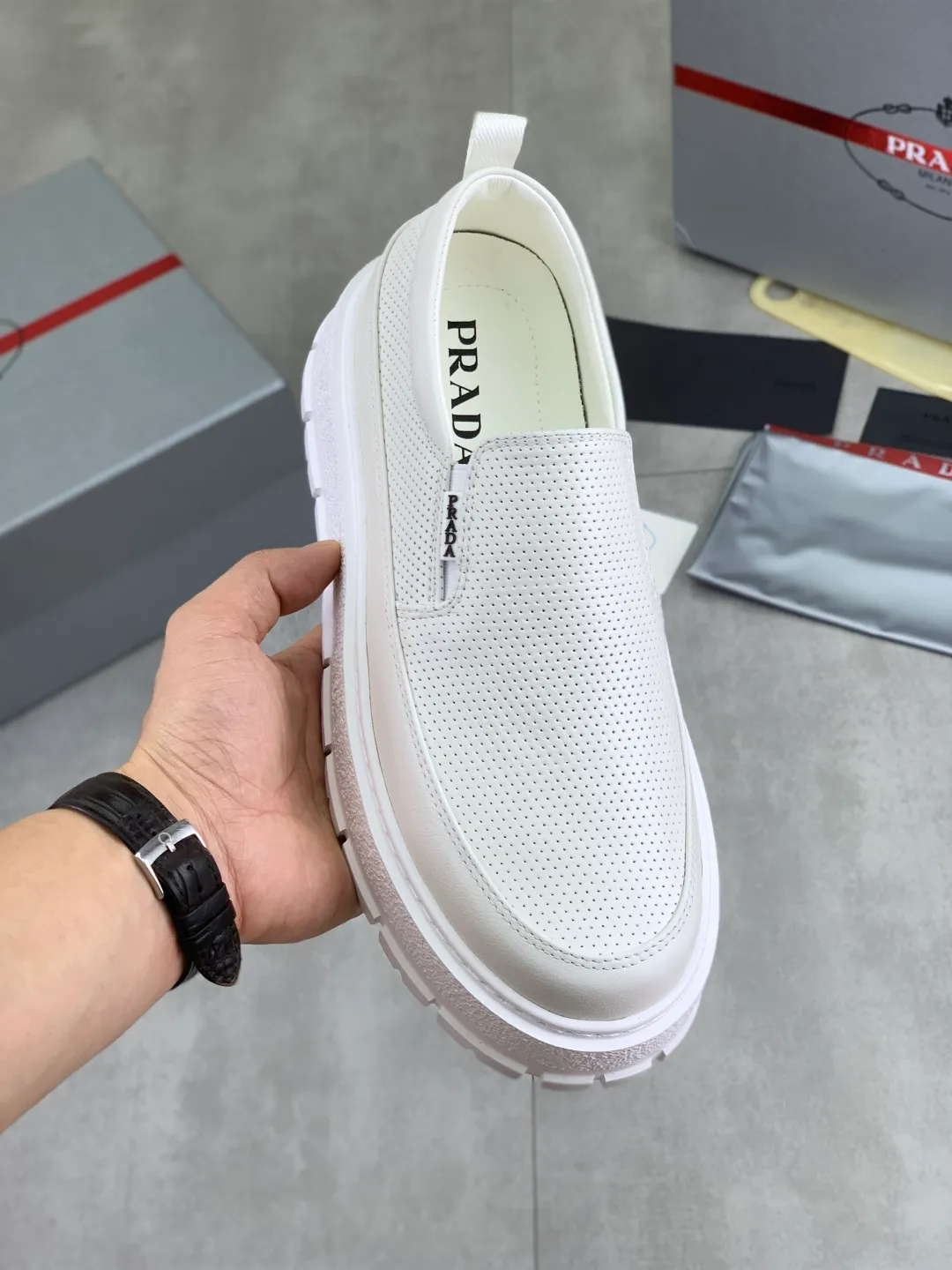 Men's shoes 💰P560💰[New model] The top version is available on the official website, 🆘 The trendy brand (Prada) mainly promotes the popular model, avant-garde and versatile fashionable men's shoes, private version mold opening, cowhide surface splicing 1:1.. Stylish and simple, original imported cowhide lining cowhide feet; the atmosphere and personality are more fashionable, eye-catching and pursuing class. It will subvert the old idea and be a must-have for fashionistas with you! Must keep it for yourself! Tall and comfortable, large and low, high-end quality workmanship. The new high-end outsole on the official website. Size: 38-45. 4️⃣colors available.